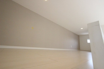 落ち着いて過ごせるお部屋なので、寝室にいかがでしょうか
