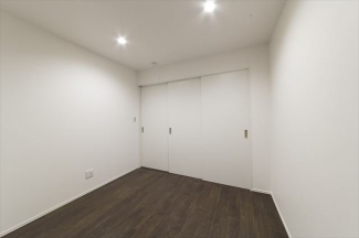 落ち着いて過ごせるお部屋なので、寝室にいかがでしょうか