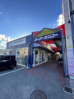 スーパー建物横のアーケード内です。