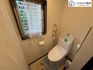 換気にも配慮した窓付きのトイレスペースとなっています。こちらは嬉しいウォシュレット機能付きです。