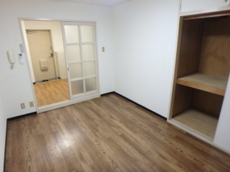 コンパクトで使いやすい洋室です