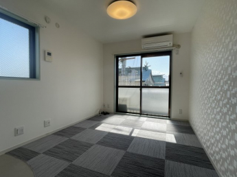 広くて明るい寝室