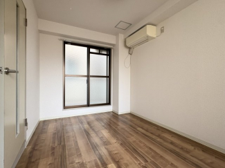 開放的な寝室です