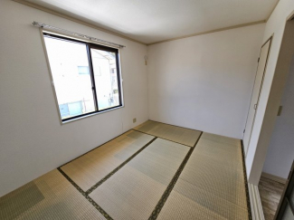 北側の和室です。大きな窓で光も入ります。