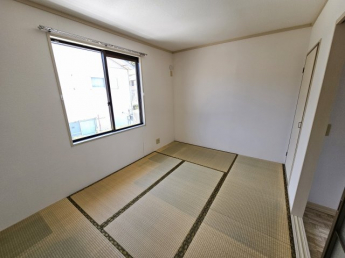 北側の和室です。大きな窓で光も入ります。