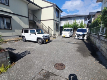 1部屋に1台ずつ駐車場があります
