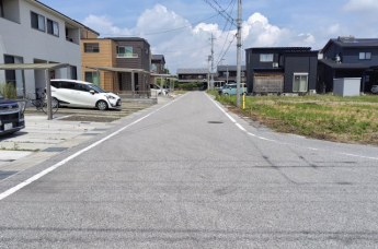【前面道路含む現地写真】