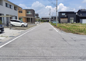 前面道路含む現地写真です