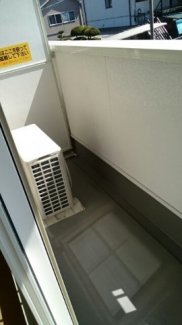 暖かな日差しのふりそそぐバルコニー