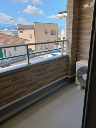お洗濯にも便利なバルコニー付き