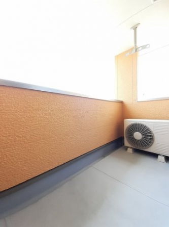 開放的で明るい空間を演出してくれるバルコニーです