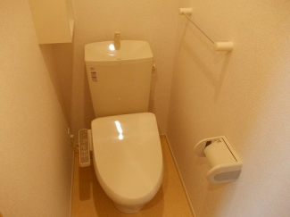 落ち着いた色調のトイレです