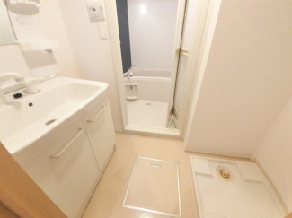 ゆったりとスペースのある洗面所