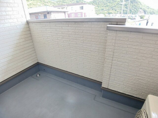 暖かな日差しのふりそそぐバルコニー