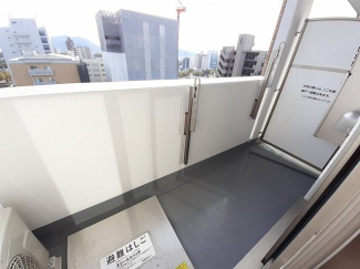 暖かな日差しのふりそそぐバルコニー