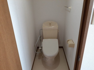 落ち着いた色調のトイレです