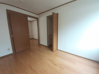 明るい色調の室内です