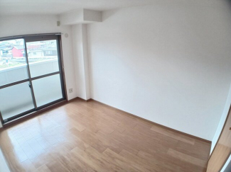 明るい色調の室内です