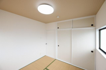 リビングと繋がる和室で寝ころべる癒しの空間です♪