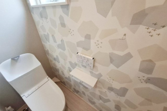 1階トイレ同様クロスがおしゃれな2階トイレ。小窓付きで通風も良く快適な空間です。