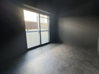 広くて明るい寝室