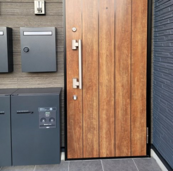 玄関もおしゃれ！宅配ボックスが各お部屋に付いているので大変助かります！