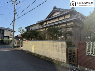 広々としたお庭付きの平屋
駐車1台可　カーポート付き！