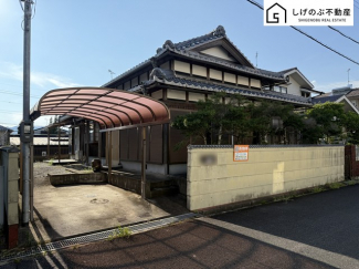 広々としたお庭付きの平屋
駐車1台可　カーポート付き！