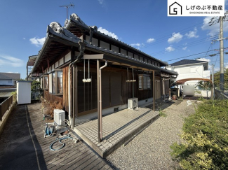 広々としたお庭付きの平屋
駐車1台可　カーポート付き！