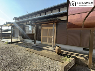 広々としたお庭付きの平屋
駐車1台可　カーポート付き！