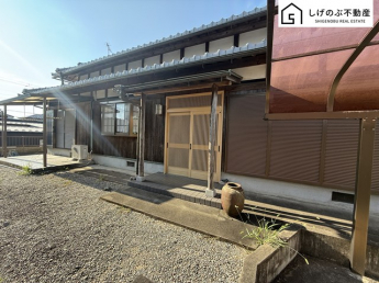 広々としたお庭付きの平屋
駐車1台可　カーポート付き！