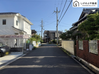 前面道路は約6.1ｍの広さがございます。車庫入れもスムーズに行えます。

