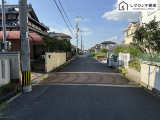 前面道路は約6.1ｍの広さがございます。車庫入れもスムーズに行えます。
