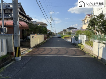 前面道路は約6.1ｍの広さがございます。車庫入れもスムーズに行えます。
