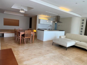 約25.6帖のリビングはダイニング部分とリビング部分が分かれていて、広いバルコニーとのつながりでもっと開放感を感じられる住戸です。＊写真の家具や照明等はつきません。