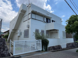 ちょうどこの隣が中山五月台郵便局。事務所・倉庫・クリニックでも視認性はよし。西からのガレージは約3台、車が入ります