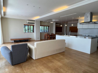 約25.6帖のリビングは折り上げ天井や間接照明で洗練された空間です。無垢の床色も良い。＊写真の家具や照明等はつきません。