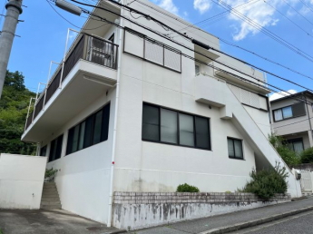 東側からの外観。すっきりとした白い外観