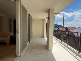 屋上の屋根のある部分のバルコニーではトレーニングができたり、インナーバルコニーとして利用価値大。