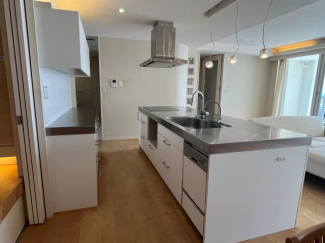 白い素敵なキッチンハウスのキッチン、アイランド型でリビングダイニングが見渡せます。＊写真の家具や照明等はつきません。