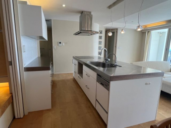 白い素敵なキッチンハウスのキッチン、アイランド型でリビングダイニングが見渡せます。＊写真の家具や照明等はつきません。