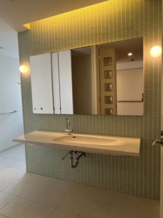 綺麗な小さなタイルの壁と間接照明、どこにもない形の洗面ボウルが洗練空間の雰囲気を上げてくれます。