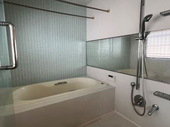 ガラス貼りの洗練されたお風呂です。