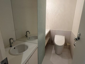 アールの形で囲われたおしゃれなトレイ。ここもお施主様のセンスが光ります。タンクレスで、小さなかわいいタイル張りのミニ手洗いボウルも素敵。＊写真の家具や照明等はつきません。