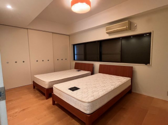 主寝室は約9.7帖ときちんと広い。クローゼットは端から端までついています。壁掛けのテレビをつけてあるので、壁補強はできています。＊写真の家具や照明等はつきません。