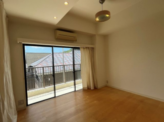 子供二人にそれぞれ６．４帖の同じ広さ、同じ収納の大きさを付けました。間は緩く布のカーテンで仕切り、子供が独立した後は約12.8帖の１つの部屋として使えます。＊写真の家具や照明等はつきません。