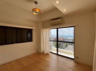 子供二人にそれぞれ６．４帖の同じ広さ、同じ収納の大きさを付けました。間は緩く布のカーテンで仕切り、子供が独立した後は約12.8帖の１つの部屋として使えます。＊写真の家具や照明等はつきません。