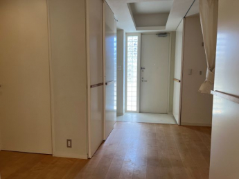 玄関のスリットから明かりとり。無垢の床色も素敵。玄関収納は見えないようにしてありますが、たっぷりあります。収納のライン取っ手がおしゃれ。