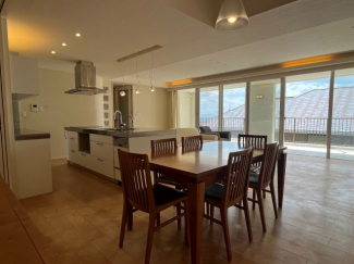 約25.6帖のリビングは折り上げ天井や間接照明で洗練された空間です。無垢の床色も良い。＊写真の家具や照明等はつきません。