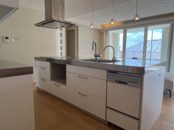 白い素敵なキッチンハウスのキッチン、アイランド型でリビングダイニングが見渡せます。＊写真の家具や照明等はつきません。